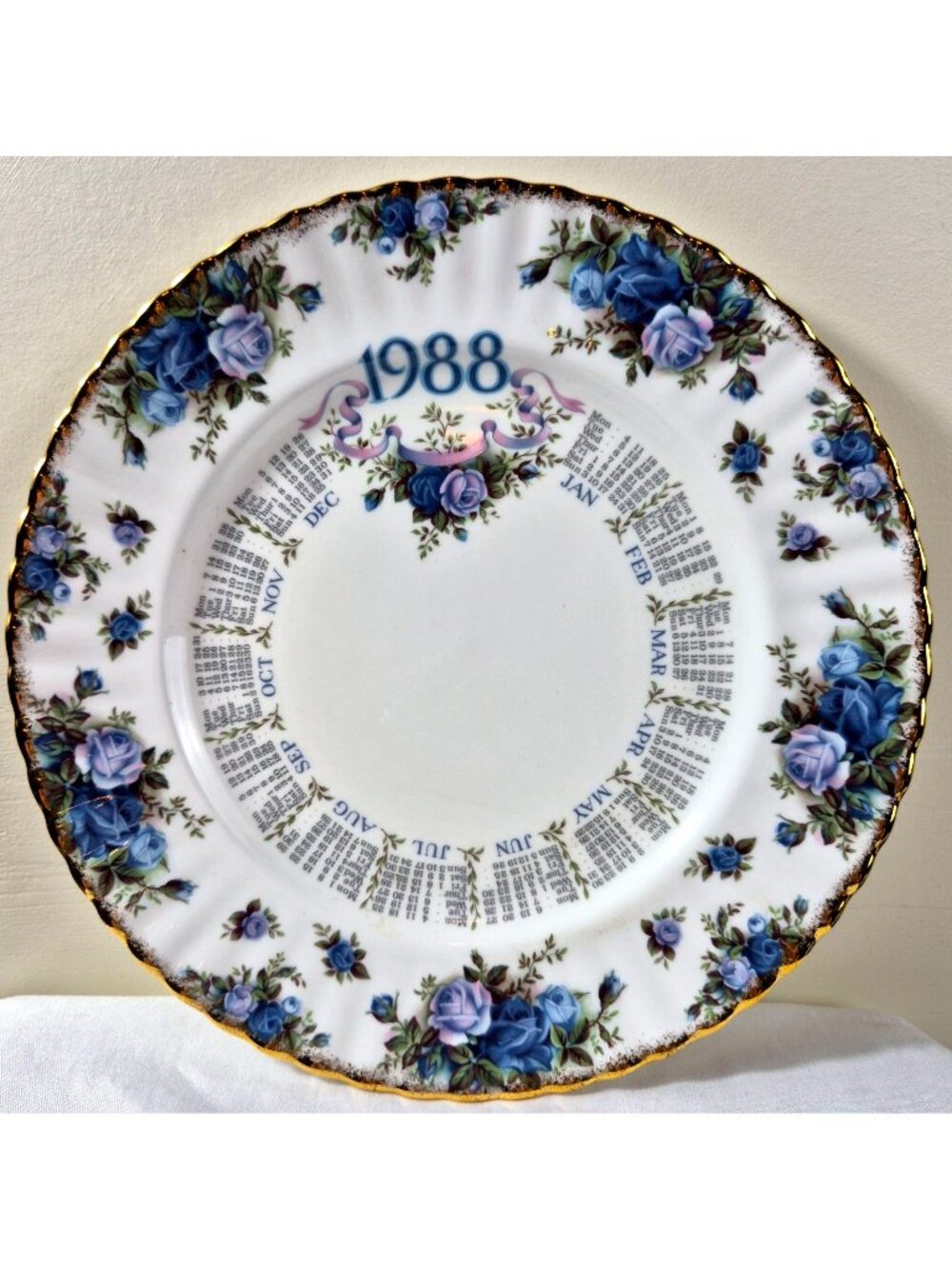 Royal Albert Moonlight Rose 1988 Calendar Plate Bone China England Gold Trim